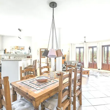 Idyllic Gem By The Sea بيت للعطل